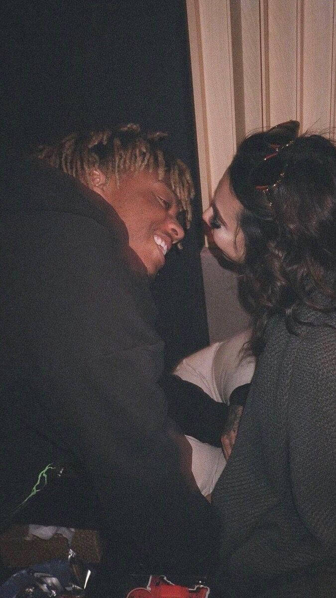 Juice Wrld And Ally 桌布 壁紙 — 兩人在昏暗燈光下，以溫暖色調和柔和焦點分享親密時刻。