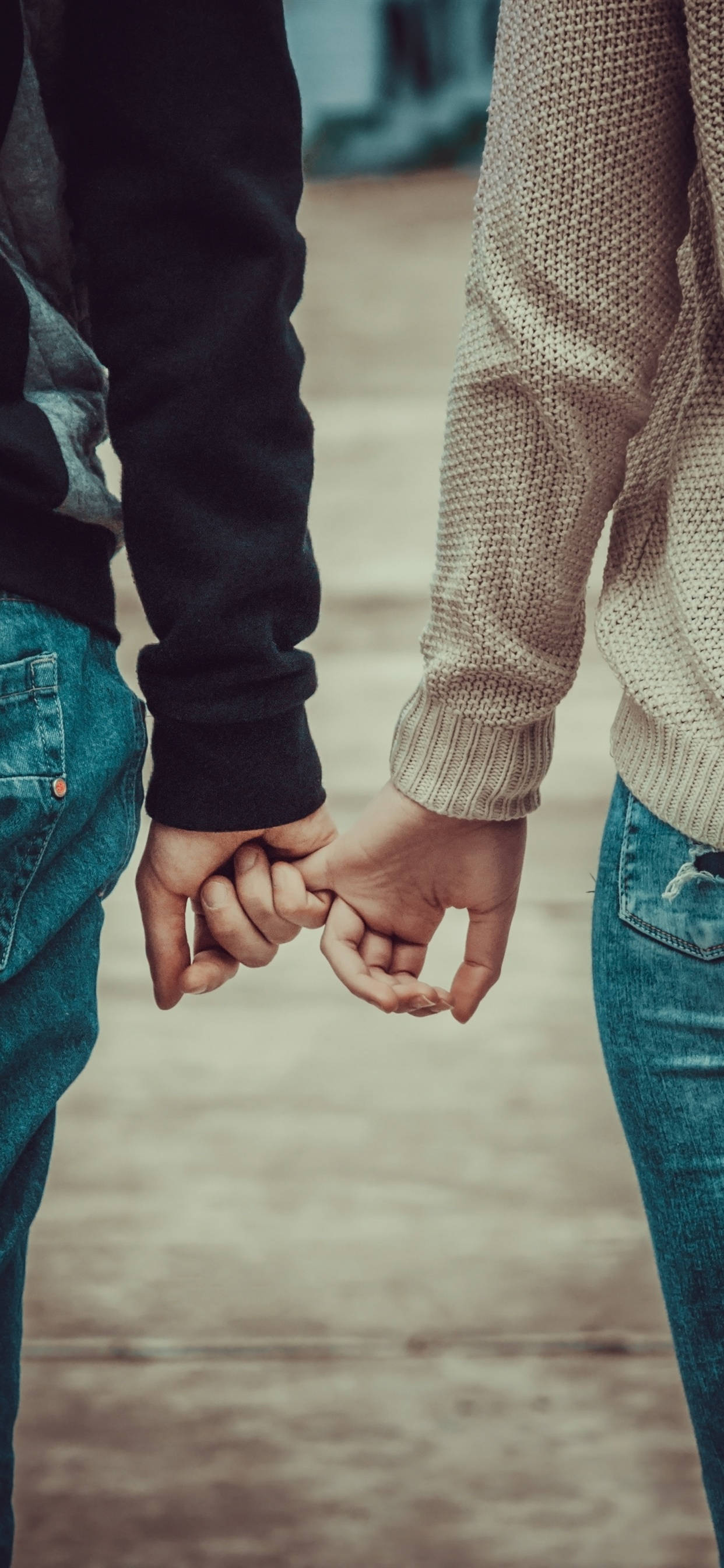 hands 桌布 壁紙 — 兩人在特寫鏡頭中緊握雙手，背景柔和模糊。