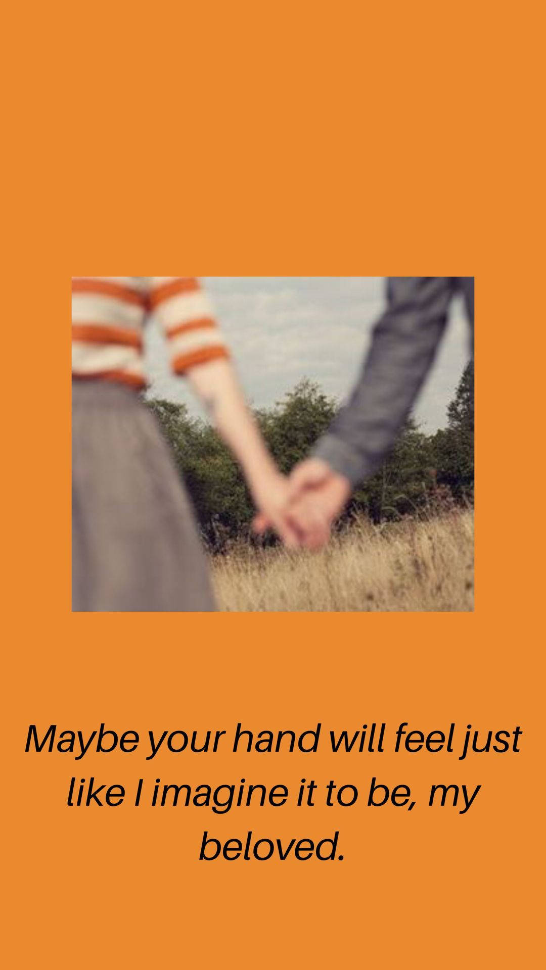 I Love You Aesthetic 桌布 壁紙 — 兩人在草地上手牽手，天空多雲，周圍是實心橙色邊框。