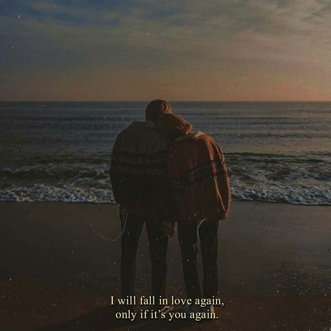 Falling In Love 桌布 壁紙 — 兩人在黃昏的海灘上擁抱，海浪在柔和的橙藍色天空下翻滾。