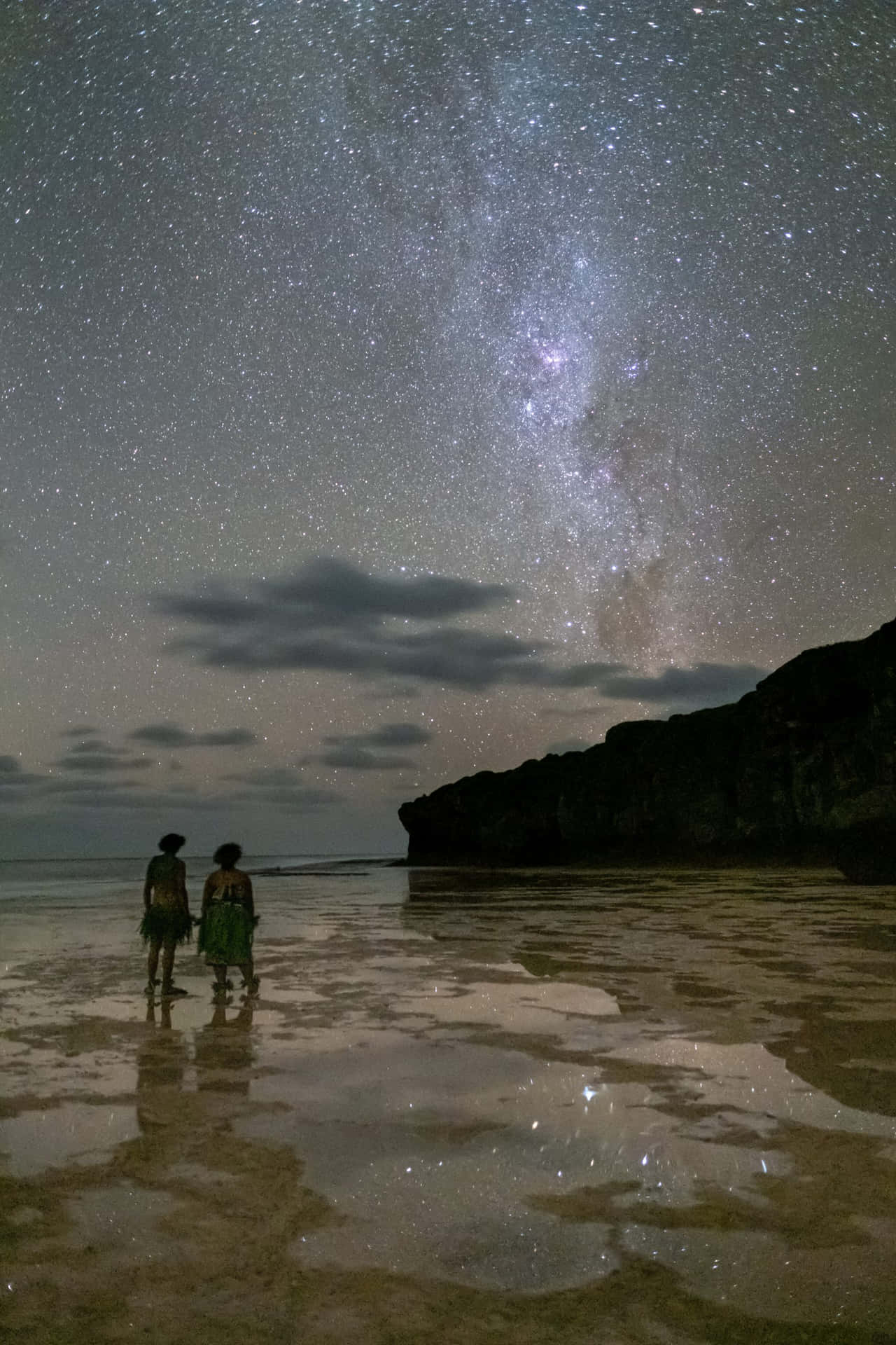 銀河夜空下的海灘情侶