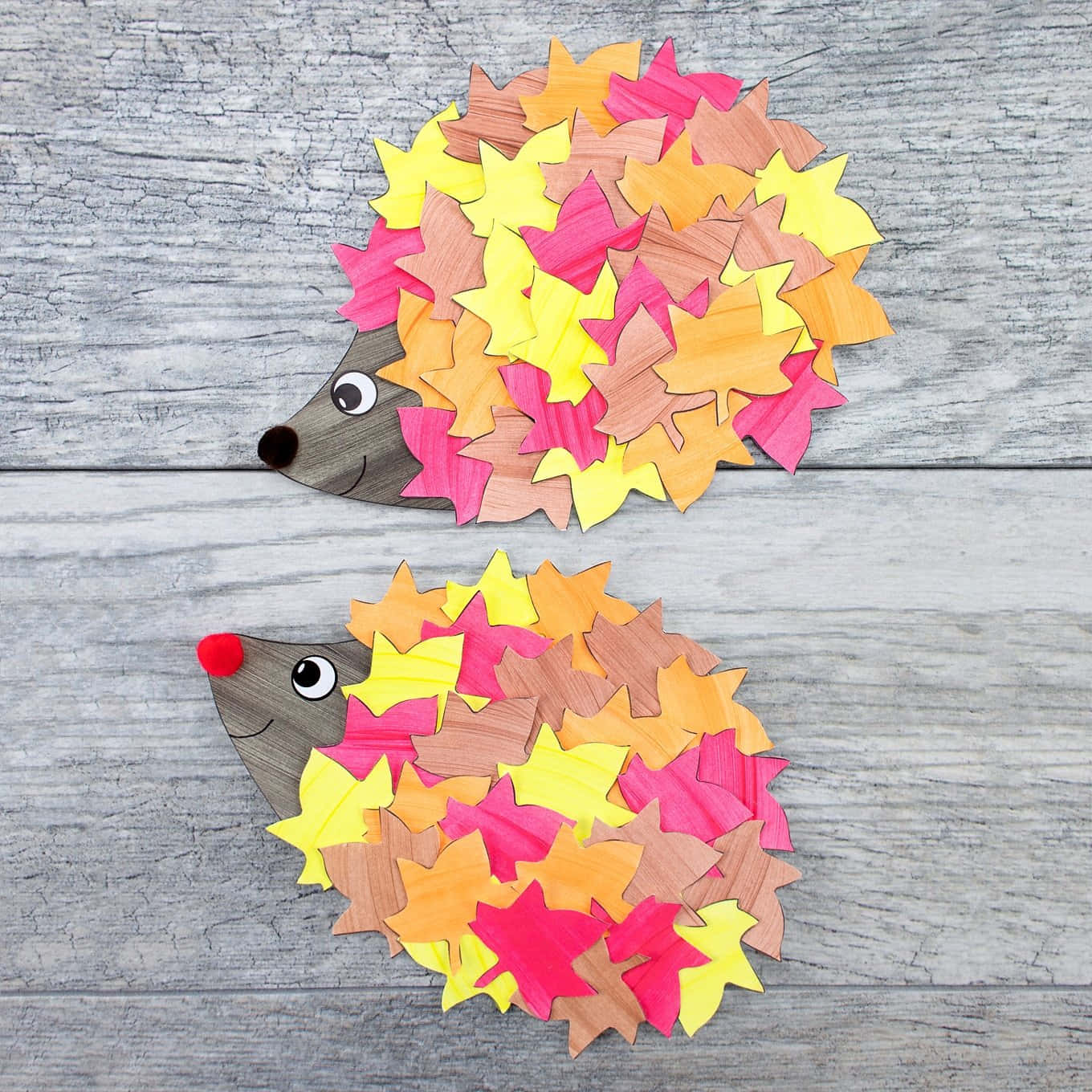 Fall Crafts 桌布 壁紙 — 兩件用秋葉製成的快樂刺蝟手工藝品放在風化的灰色木頭上。