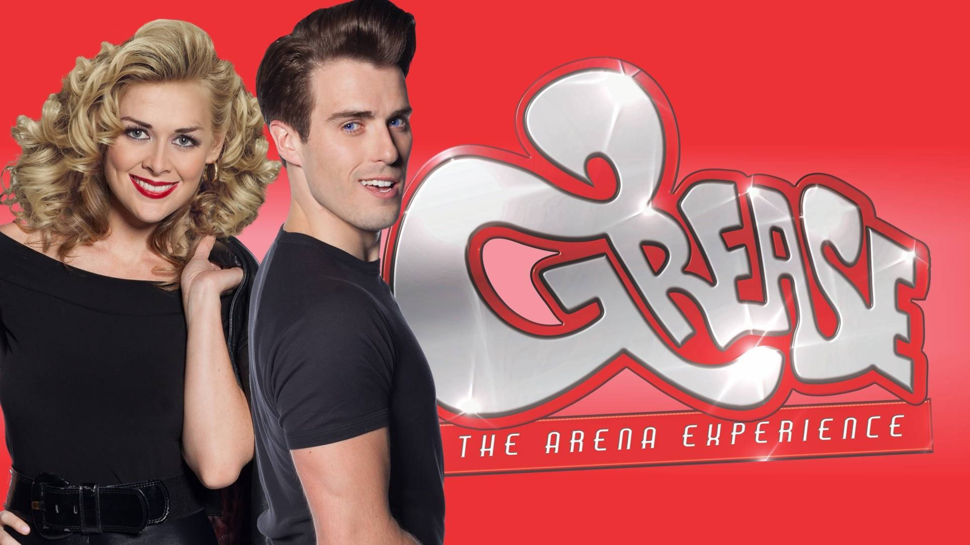 Grease 桌布 壁紙 — 兩位1950年代風格的演員在鮮紅色背景前，自信地擺姿勢站在閃亮的銀色「Grease」標誌旁。