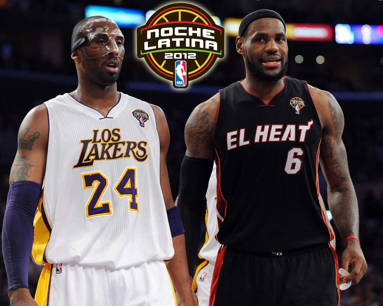 科比· Bryant 桌布 壁紙 — 兩位NBA籃球明星柯比·布萊恩和勒布朗·詹姆斯在2012年Noche Latina活動中並肩而立，身穿球隊球衣。