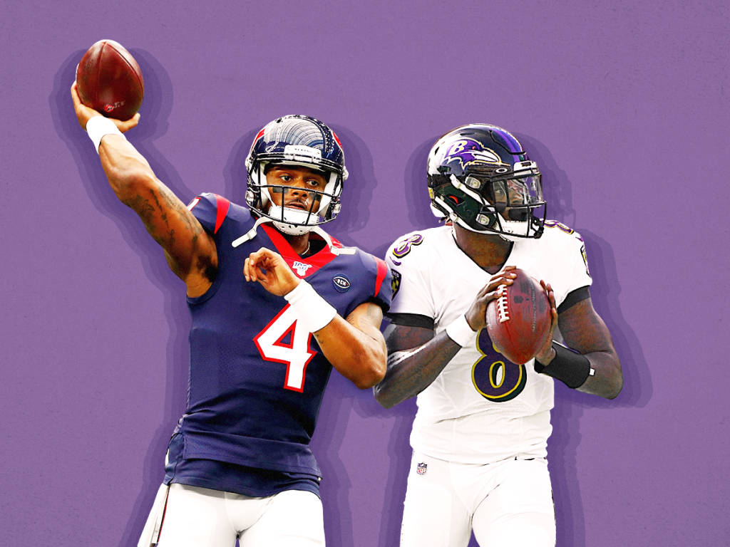 拉馬爾·傑克森 桌布 壁紙 — 兩位NFL四分衛在純紫色背景前擺出動作姿勢，一位身穿藍色球衣4號正在投球，另一位身穿白色球衣8號持球。
