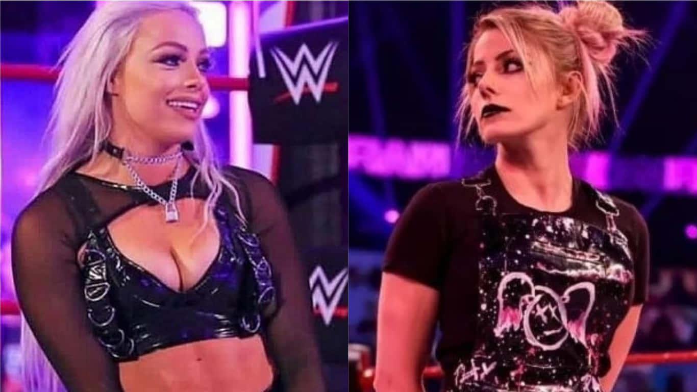WWE 桌布 壁紙 — 兩位WWE女摔角手在擂台上自信擺姿勢，一位笑容燦爛，另一位表情嚴肅，在紫色場館燈光下。