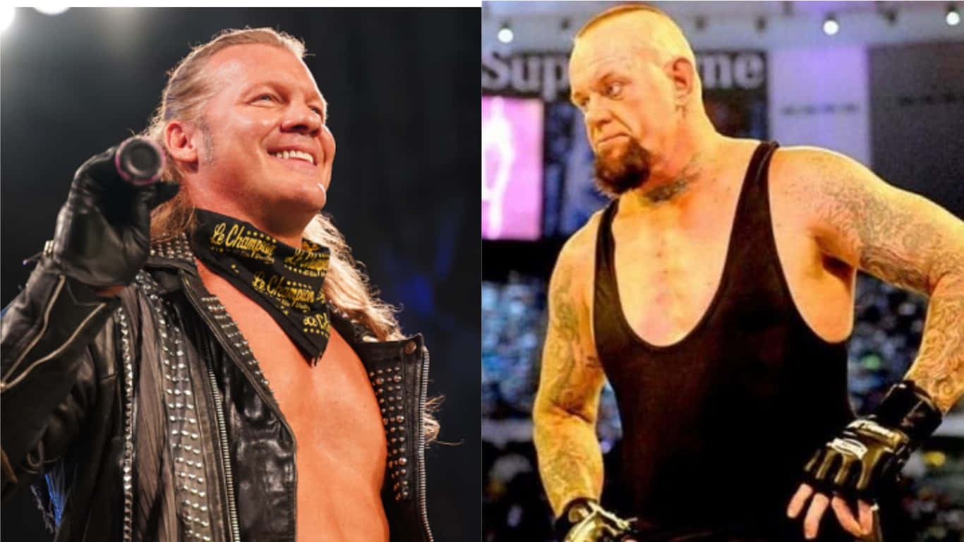 Undertaker 桌布 壁紙 — 兩位WWE摔角手，一位微笑著身穿皮夾克手持麥克風，另一位嚴肅地身穿黑色背心帶有刺青。