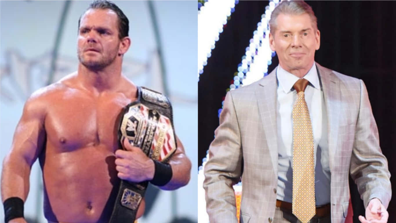 WWE 桌布 壁紙 — 兩位WWE摔角手，一位赤裸上身手持冠軍腰帶，另一位身穿西裝並肩而立。