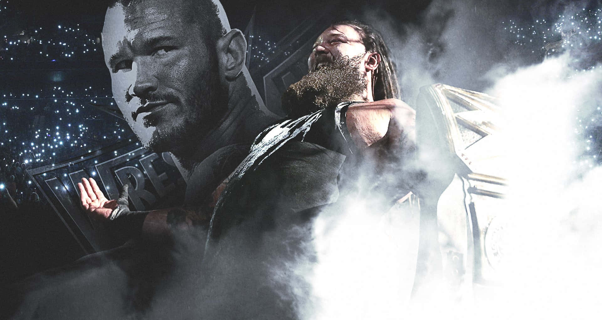 WWE 桌布 壁紙 — 兩位WWE摔角手從煙霧中出現，身後是戲劇性的競技場和閃爍的觀眾燈光。