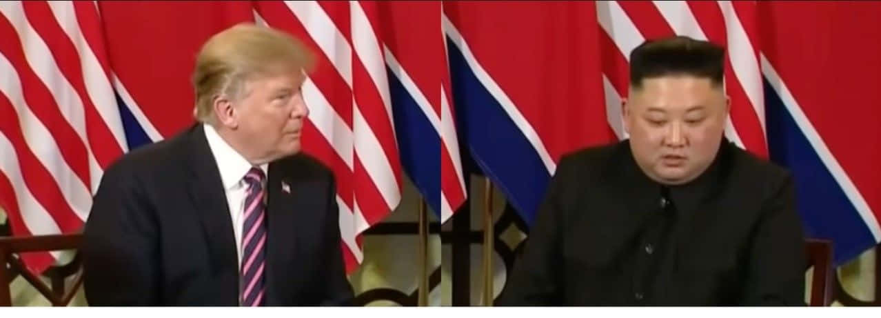 Kim Jong Un 桌布 壁紙 — 兩位世界領袖在正式外交場合中相對而坐，身後有美國和北韓的國旗。