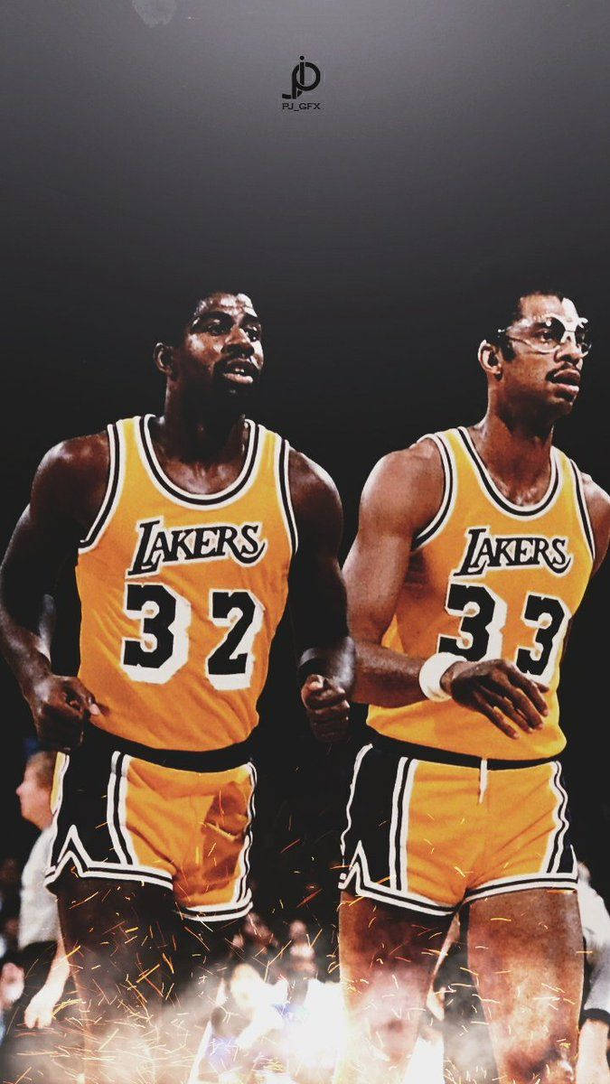 Kareem 桌布 壁紙 — 兩位傳奇湖人籃球運動員身穿黃色球衣，腳下火花四濺，背景為深色。