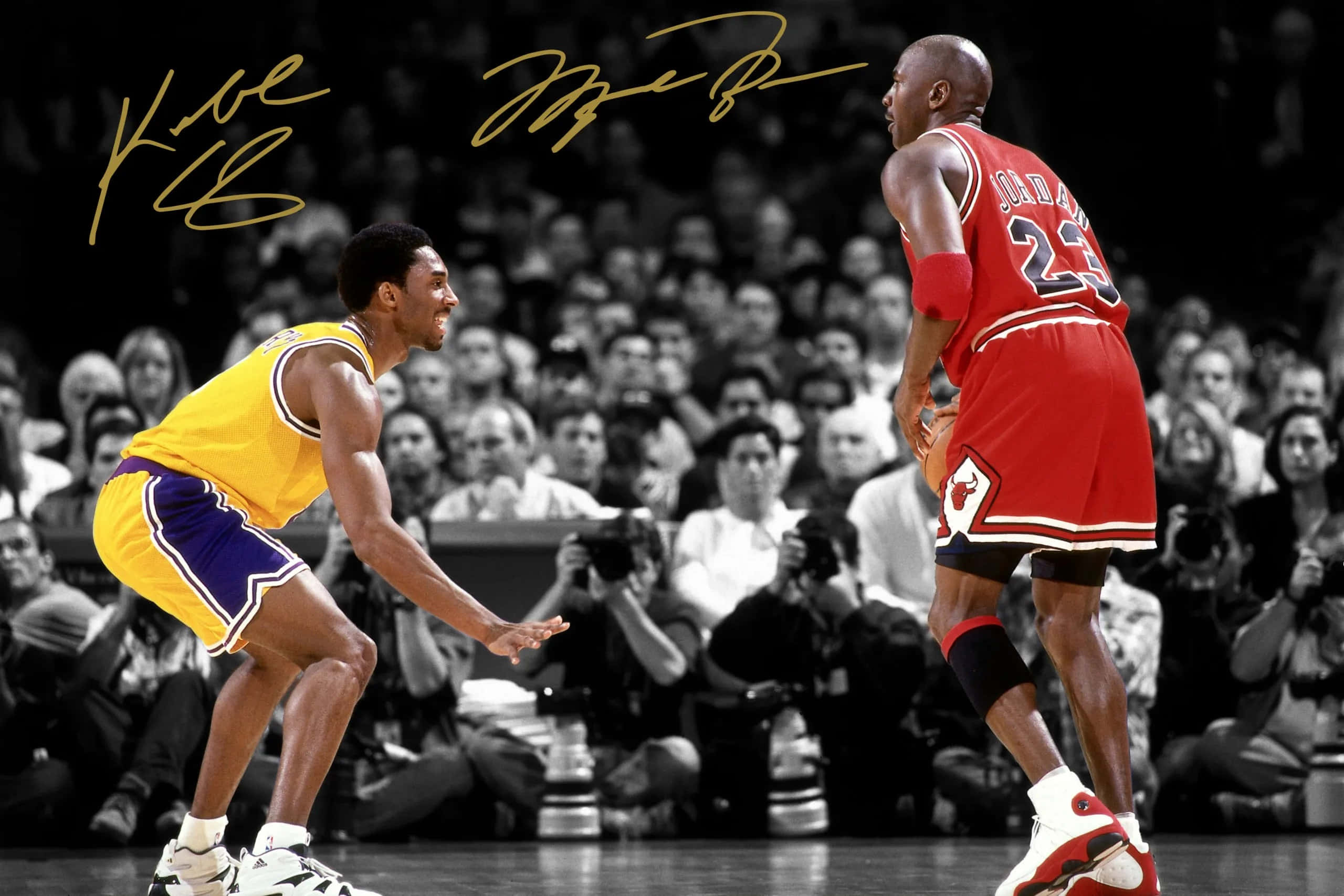 Jordan And Kobe 桌布 壁紙 — 兩位傳奇籃球運動員在戲劇性的球場對決中對峙，背景是人群和相機閃光燈。
