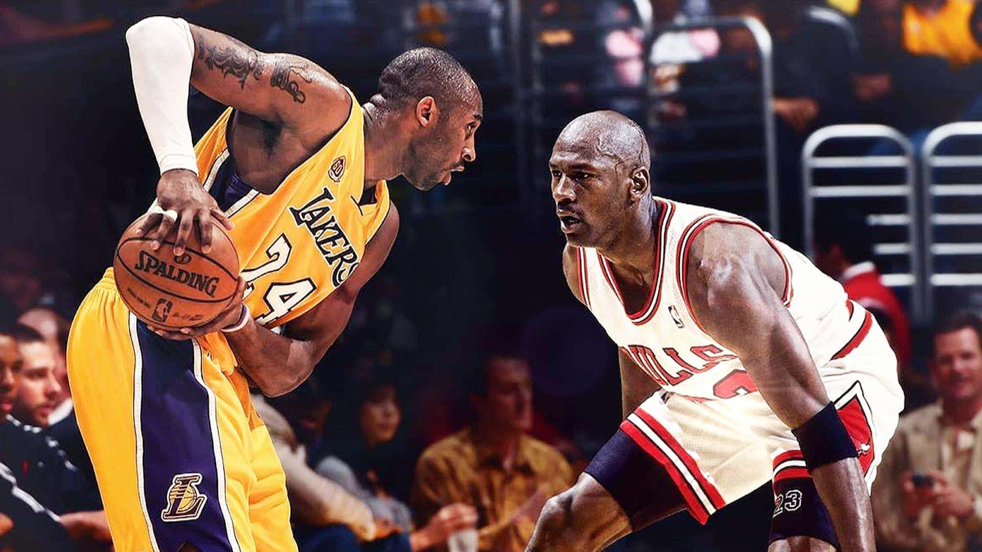 Jordan And Kobe 桌布 壁紙 — 兩位傳奇籃球運動員在明亮的場館燈光下激烈競爭，進行一場熾熱的比賽。