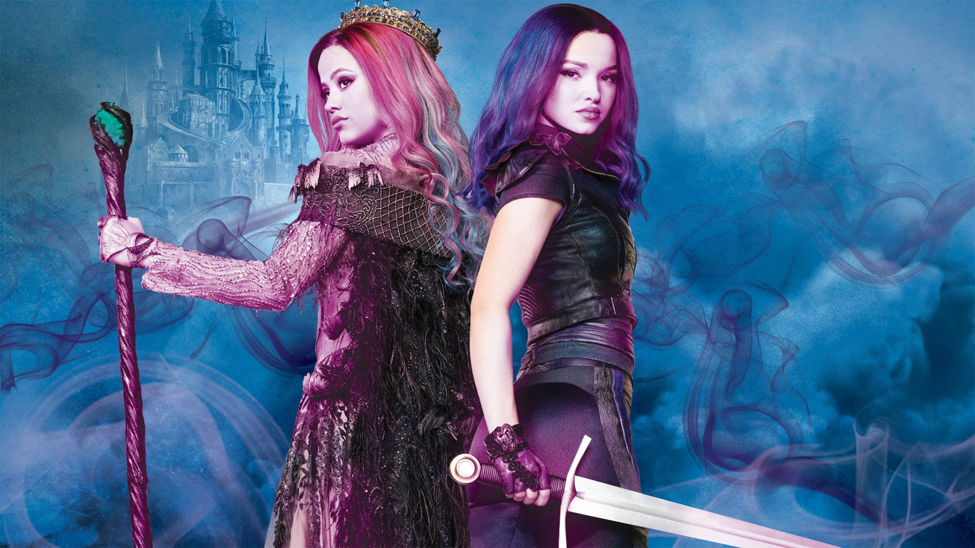 Descendants 桌布 壁紙 — 兩位兇猛的奇幻女主角，一位戴著皇冠拿著法杖，另一位拿著劍，站在迷霧城堡前，天空旋轉著藍色。