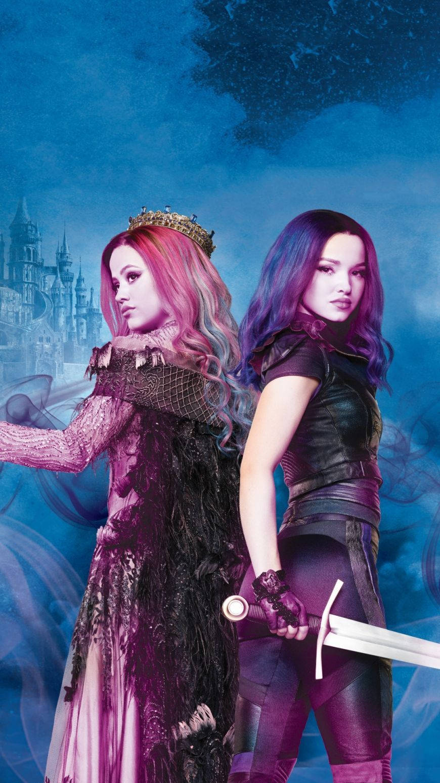 Descendants 桌布 壁紙 — 兩位兇猛的奇幻女王，一頭粉紅和紫色頭髮，背靠背手持劍，背景是藍色城堡。