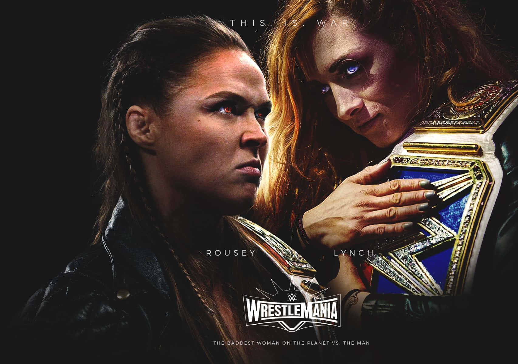 WWE 桌布 壁紙 — 兩位兇猛的女摔角手在黑暗背景下互相怒視，其中一人手持冠軍腰帶。