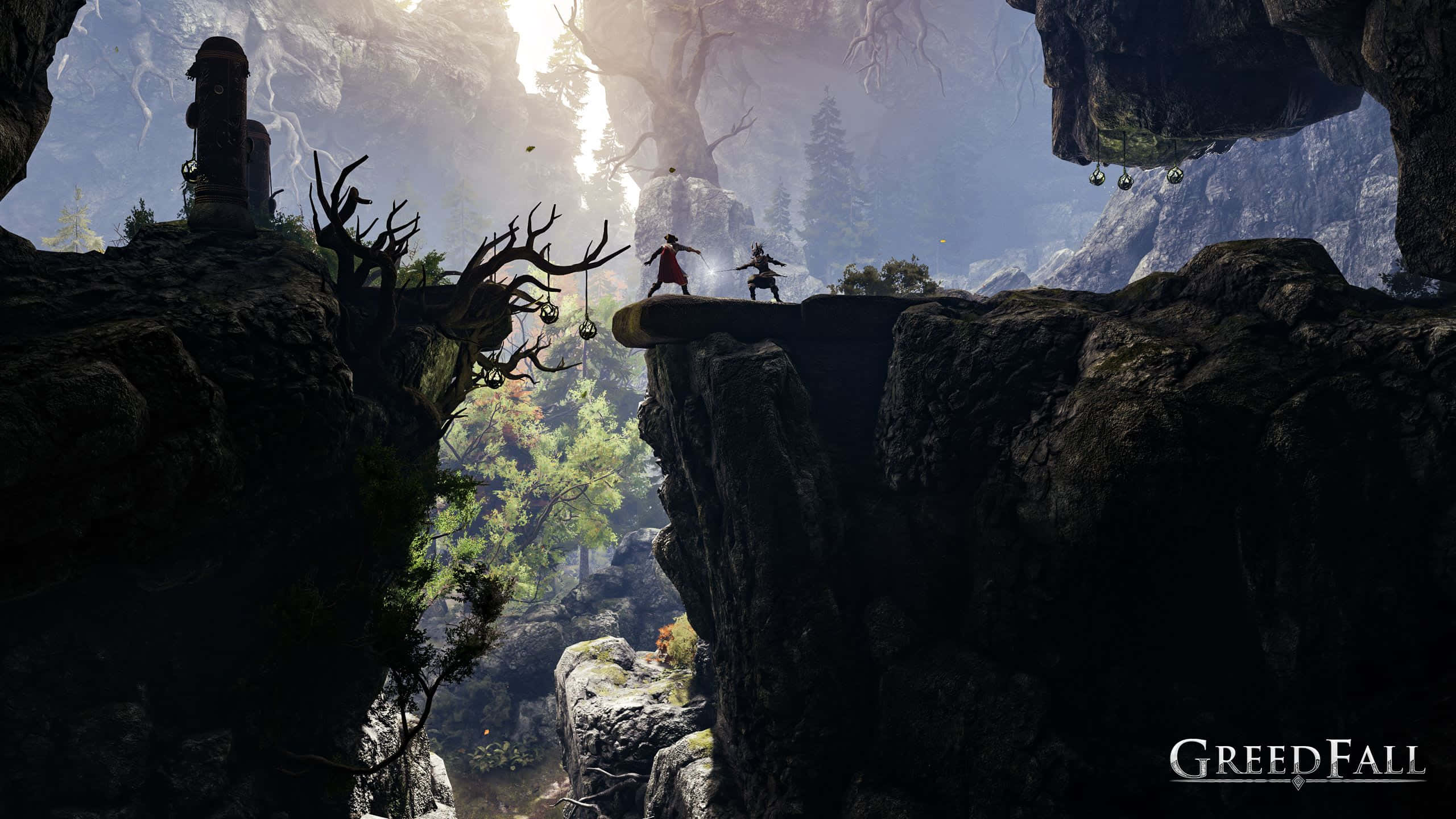 Greedfall 桌布 壁紙 — 兩位冒險家站在一個狹窄的懸崖邊緣，身處一個迷霧籠罩的奇幻峽谷，有古代遺跡和懸掛的鹿角。