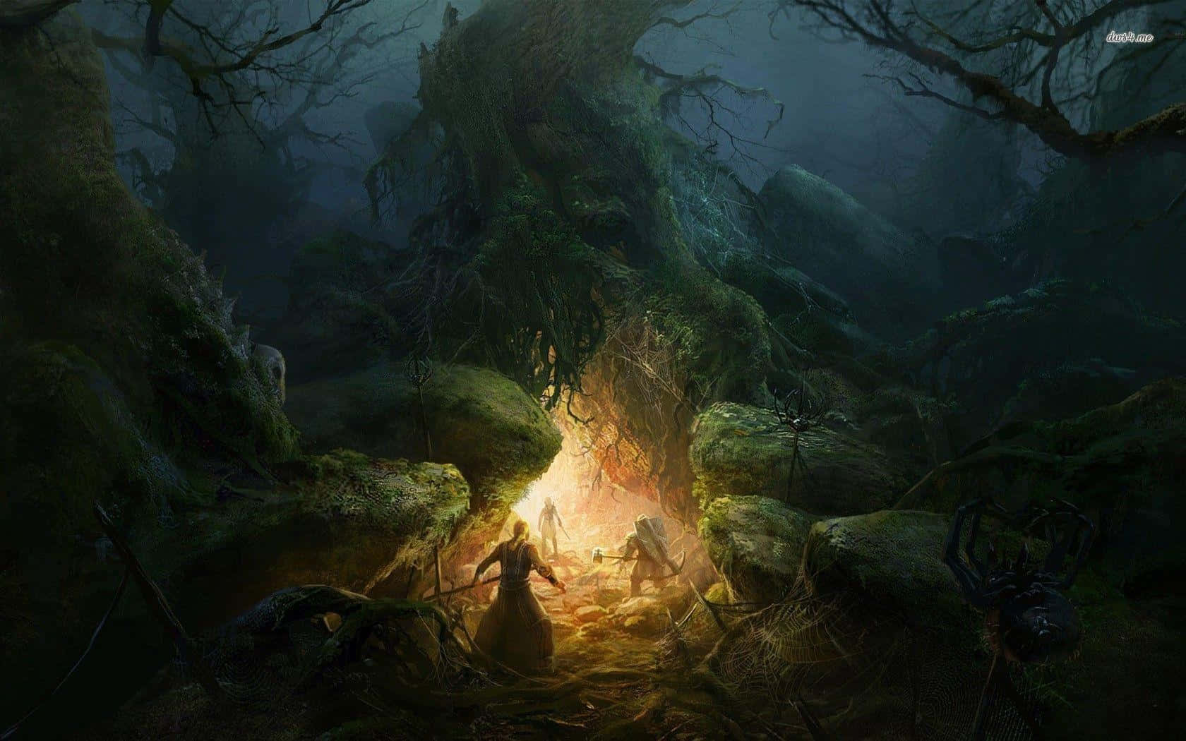 魔戒 桌布 壁紙 — 兩位冒險家站在一個發光的洞穴入口前，周圍是迷霧籠罩的黑暗森林，有扭曲的樹木和長滿苔蘚的岩石。