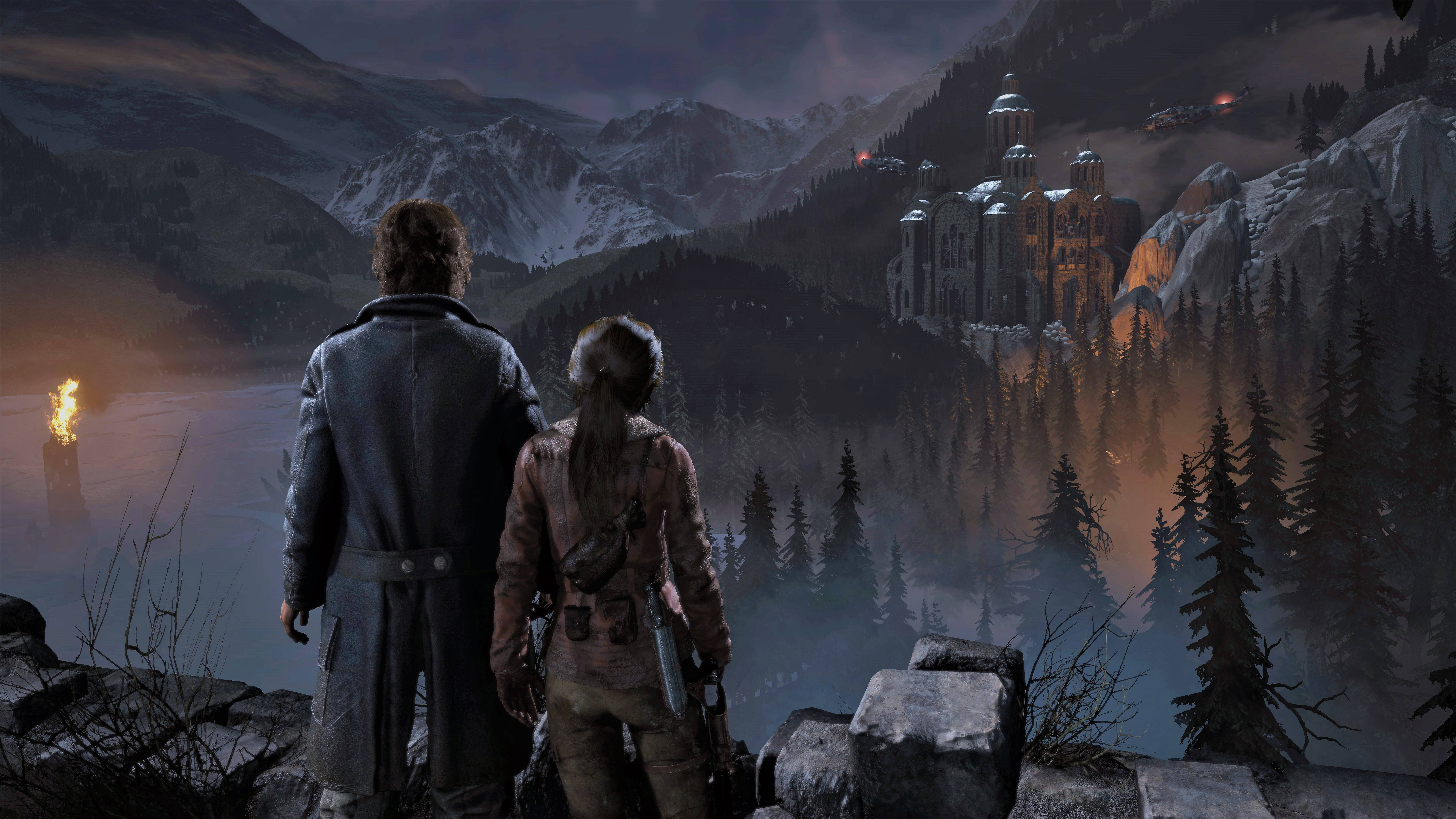 Rise Of The Tomb Raider 桌布 壁紙 — 兩位冒險家站在懸崖上，俯瞰著一個霧氣瀰漫的山谷，山谷中有一座發光的城堡，坐落在黃昏時分白雪皚皚的山脈之間。