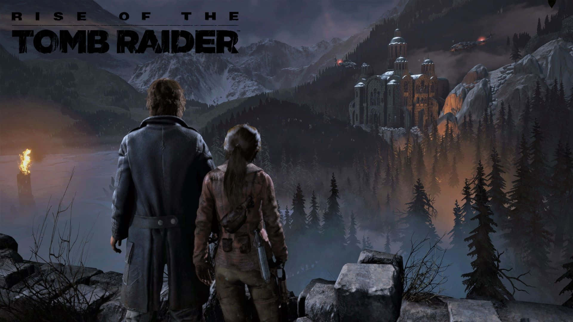 Lara Croft 桌布 壁紙 — 兩位冒險家站在懸崖上，俯瞰著霧氣瀰漫的山谷，一座發光的古老遺跡坐落在白雪皚皚的山峰上。