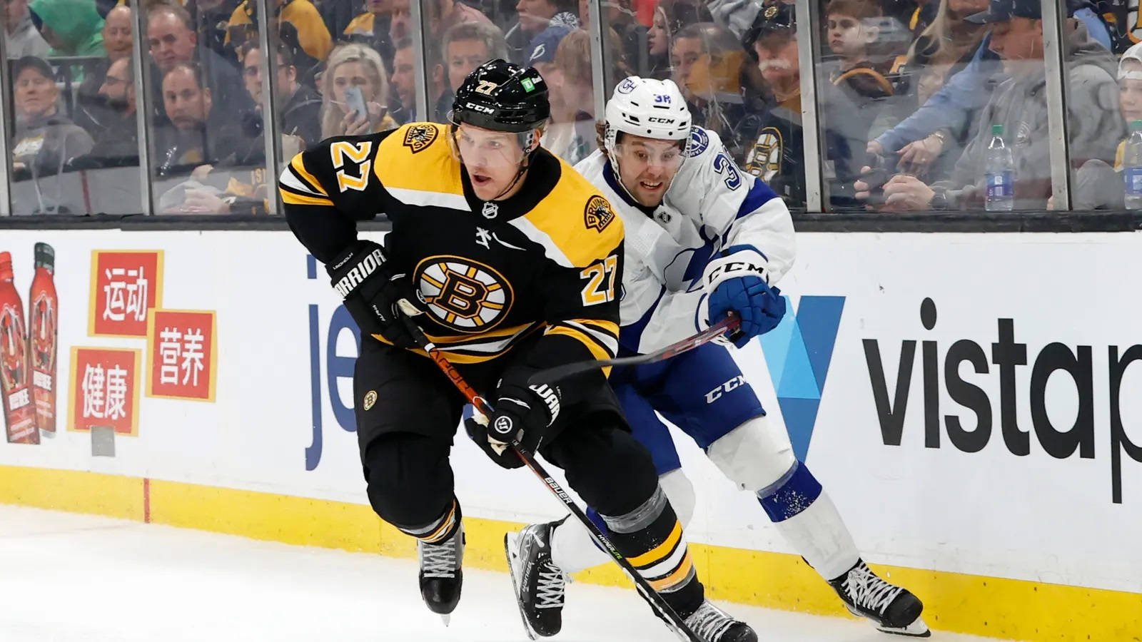 hockey 桌布 壁紙 — 兩位冰球運動員在快速進行的NHL比賽中，隔著玻璃在觀眾的咆哮聲中激烈爭奪控球權。