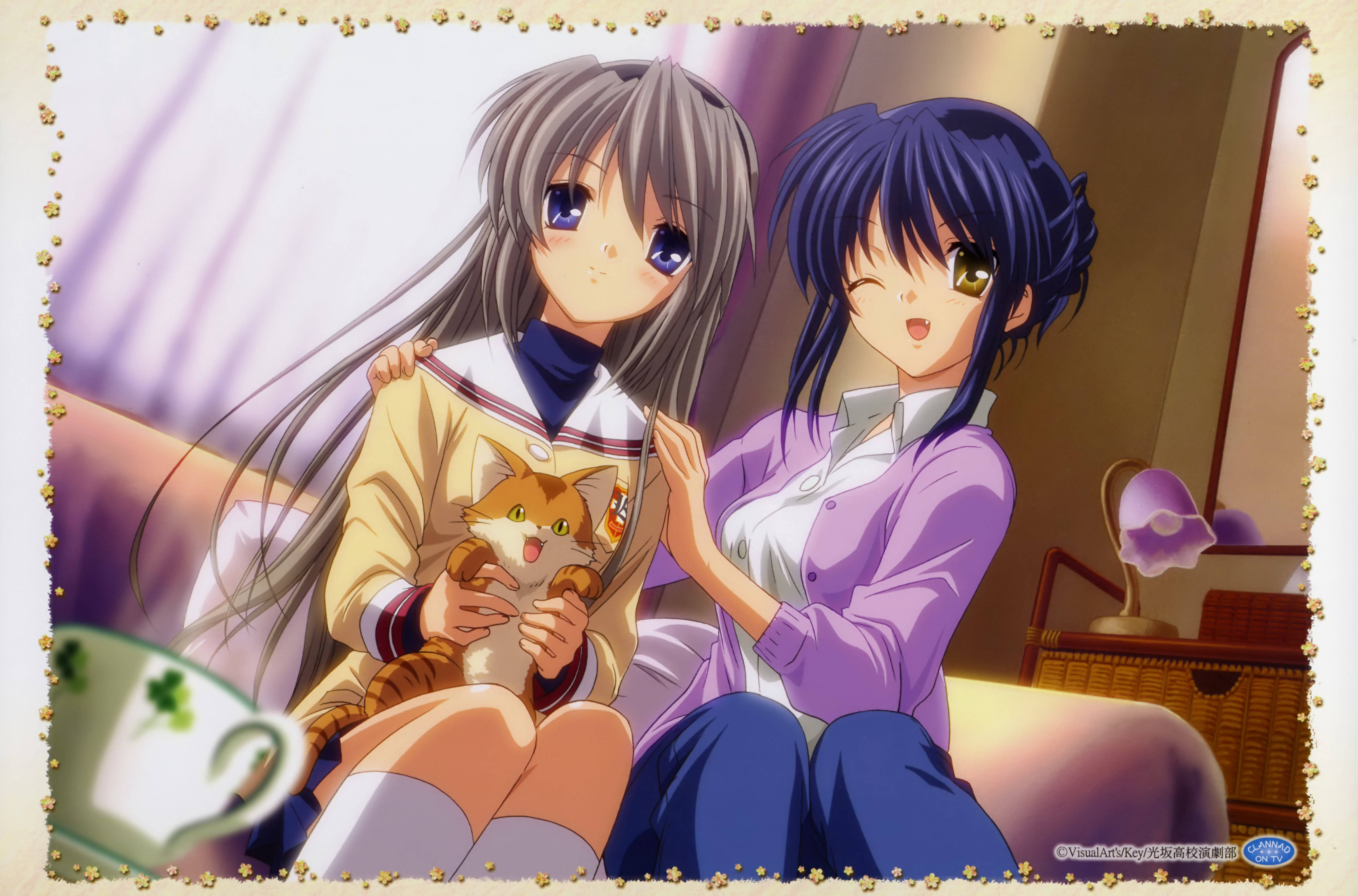 Clannad 桌布 壁紙 — 兩位動漫女孩在舒適的房間裡與一隻小橘貓分享溫馨時刻。