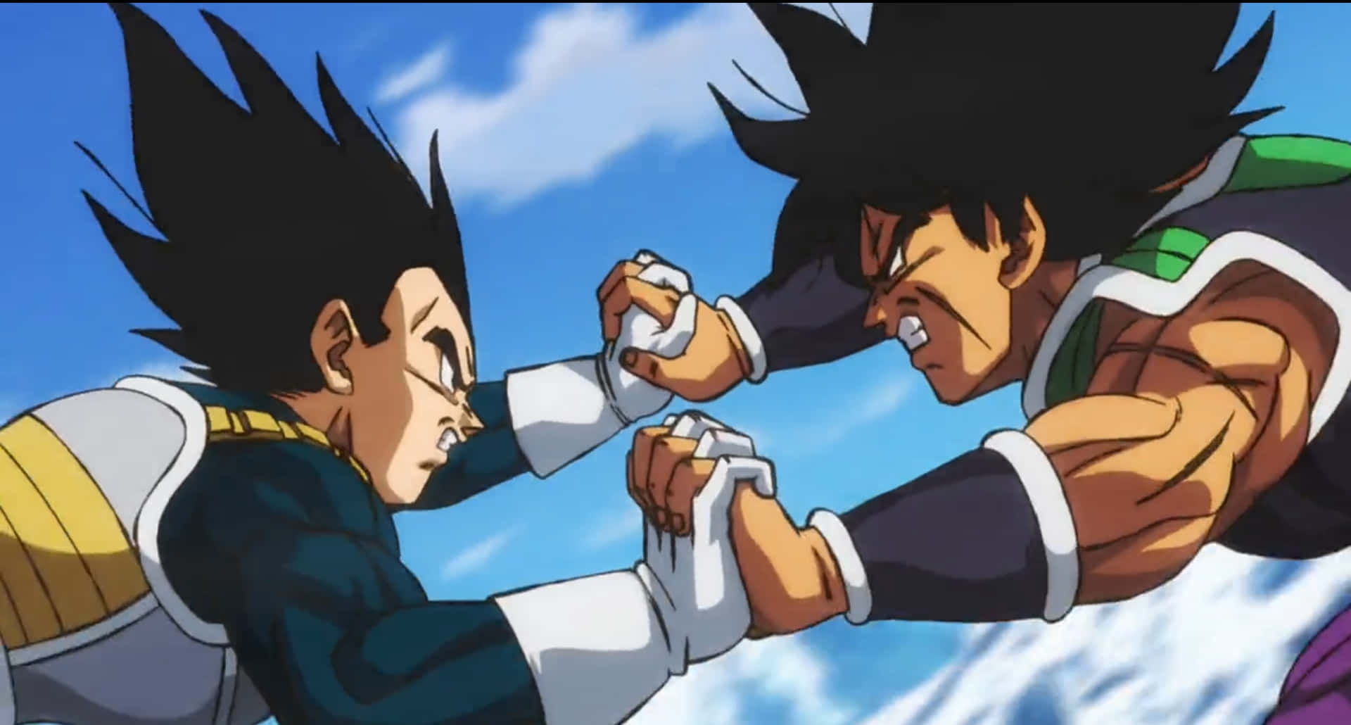 Vegeta And Broly 桌布 壁紙 — 兩位動漫戰士在晴朗藍天和蓬鬆雲朵下進行緊張的空中拳頭對決。