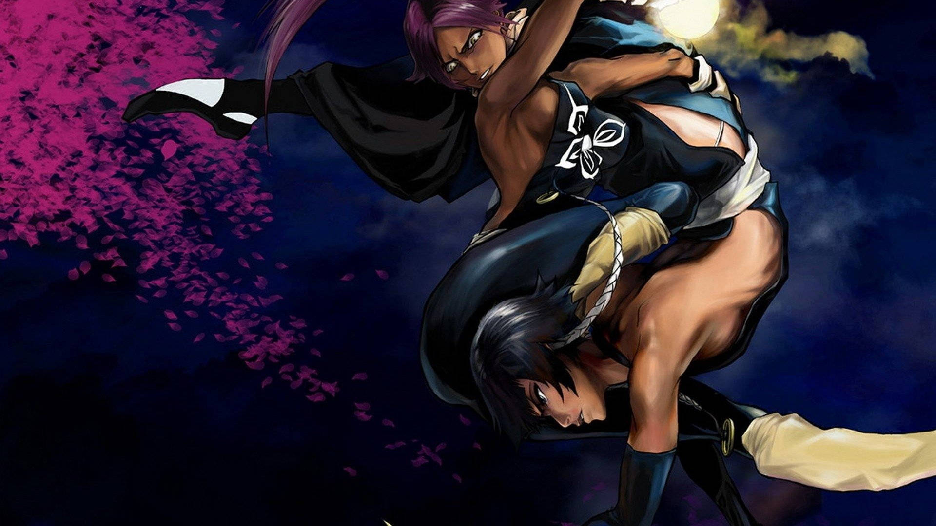 Yoruichi 桌布 壁紙 — 兩位動漫戰士在滿月下進行激烈的夜戰，粉紅色的櫻花在他們周圍旋轉。
