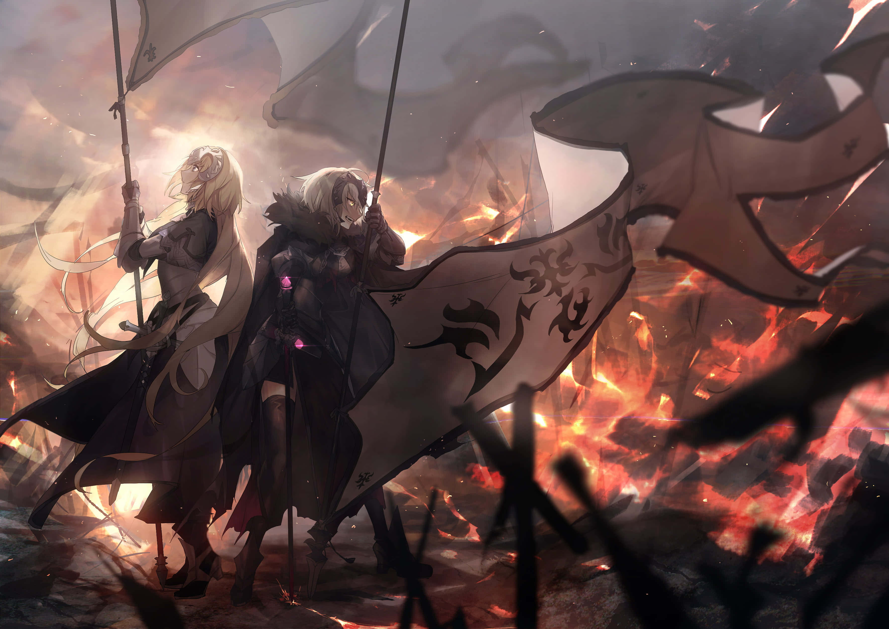 Fate/Grand Order 桌布 壁紙 — 兩位動漫戰士在烈火戰場上堅定站立，手持華麗旗幟，身後火焰肆虐。