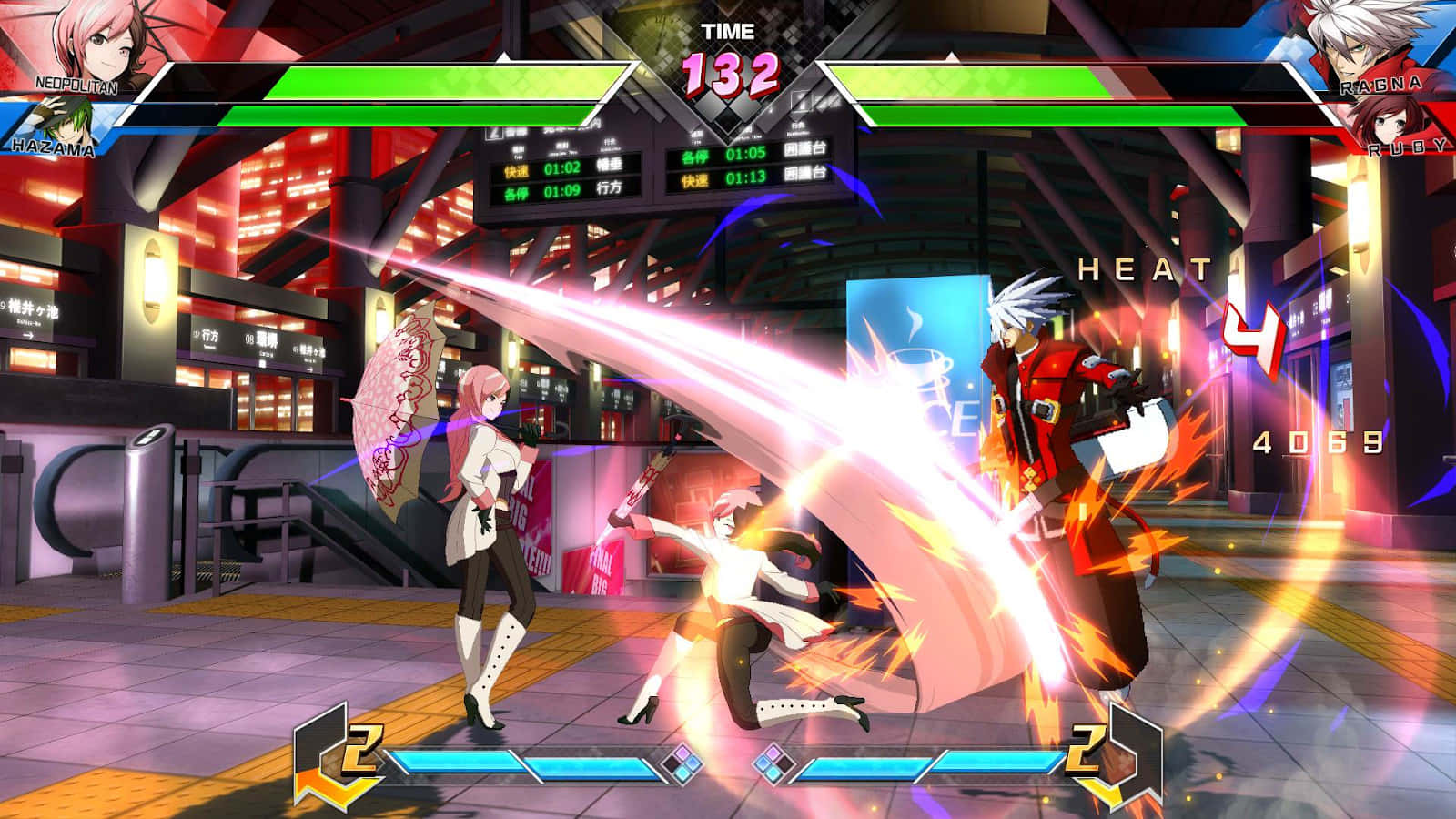 Fighting Games 桌布 壁紙 — 兩位動漫戰士在霓虹燈照亮的城市競技場中碰撞，伴隨著發光的能量光束和HUD元素。