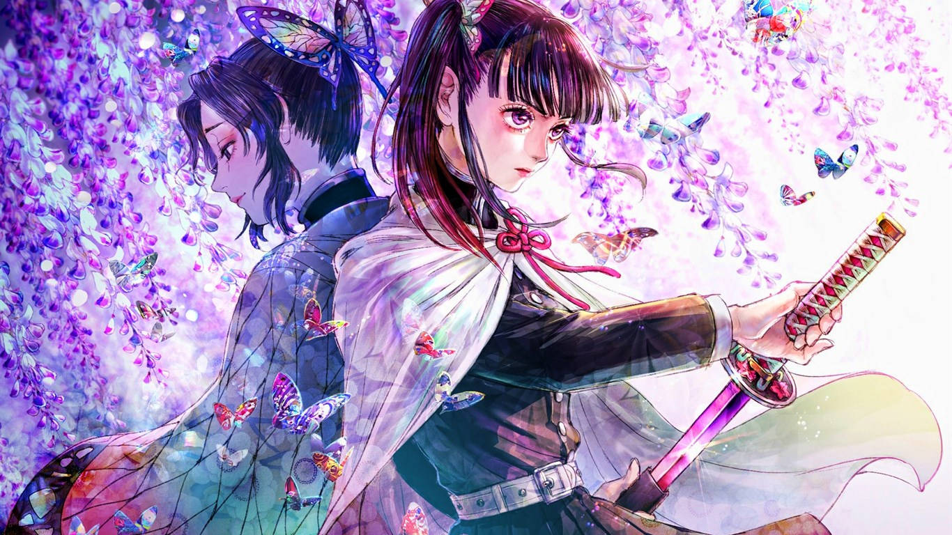 動漫女孩 桌布 壁紙 — 兩位動漫戰士站在層層疊疊的紫色紫藤花中，色彩繽紛的蝴蝶在他們周圍飛舞。