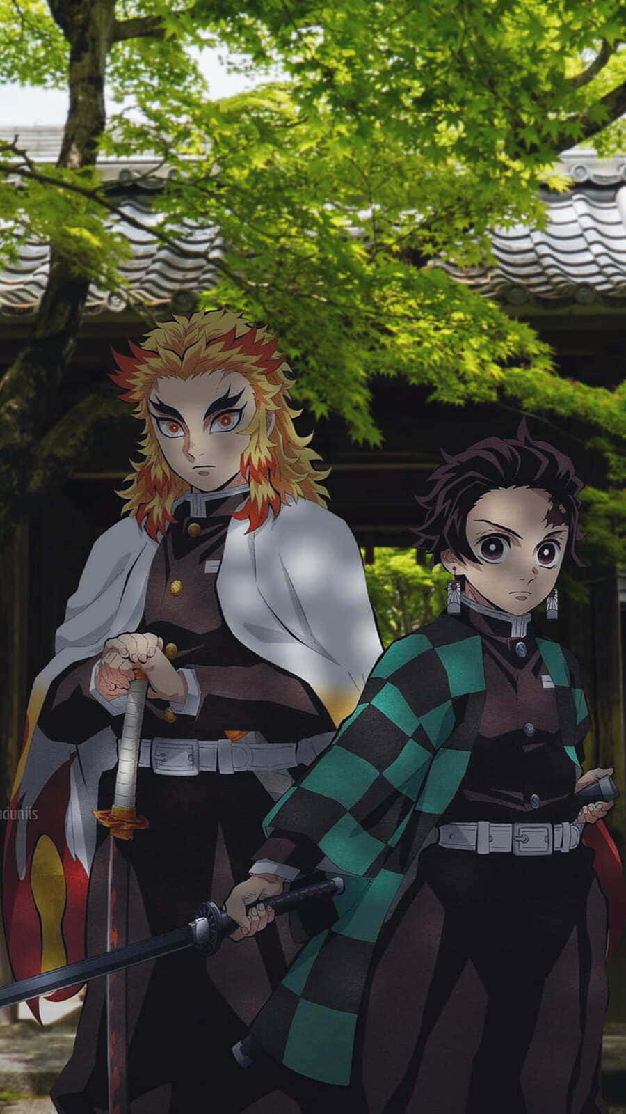 Rengoku And Tanjiro 桌布 壁紙 — 兩位動漫戰士站在茂密的綠樹下，旁邊是傳統瓦頂建築，手持劍。