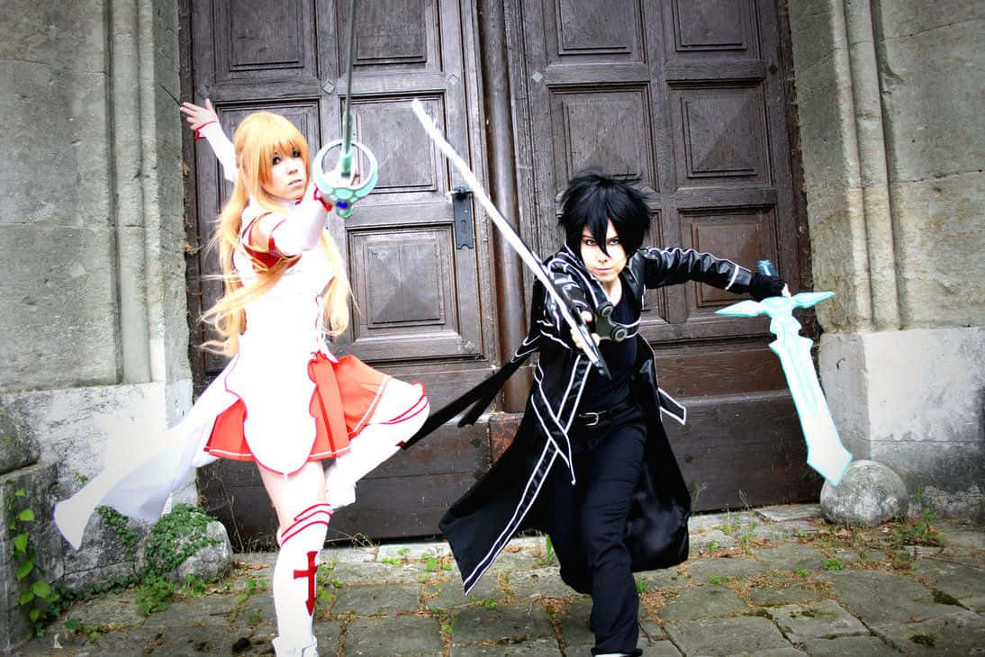 Fantasy Cosplay 桌布 壁紙 — 兩位動漫角色扮演者以劍擊姿勢站在石頭庭院中的一扇大木門前。