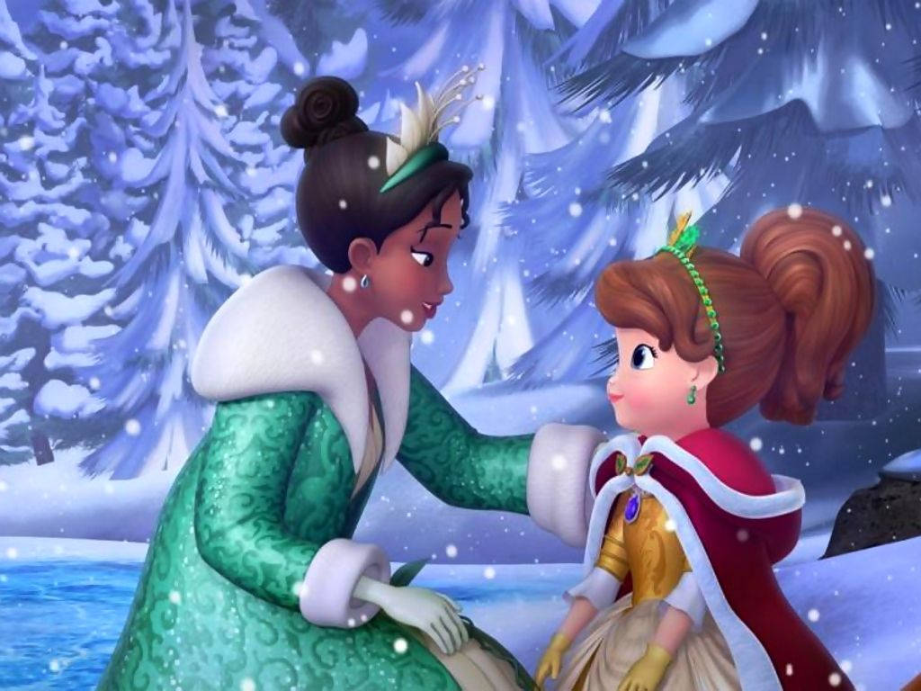 Princess 桌布 壁紙 — 兩位動畫公主穿著冬季服裝，在飄落的雪花和白雪覆蓋的松樹間分享溫馨時刻。
