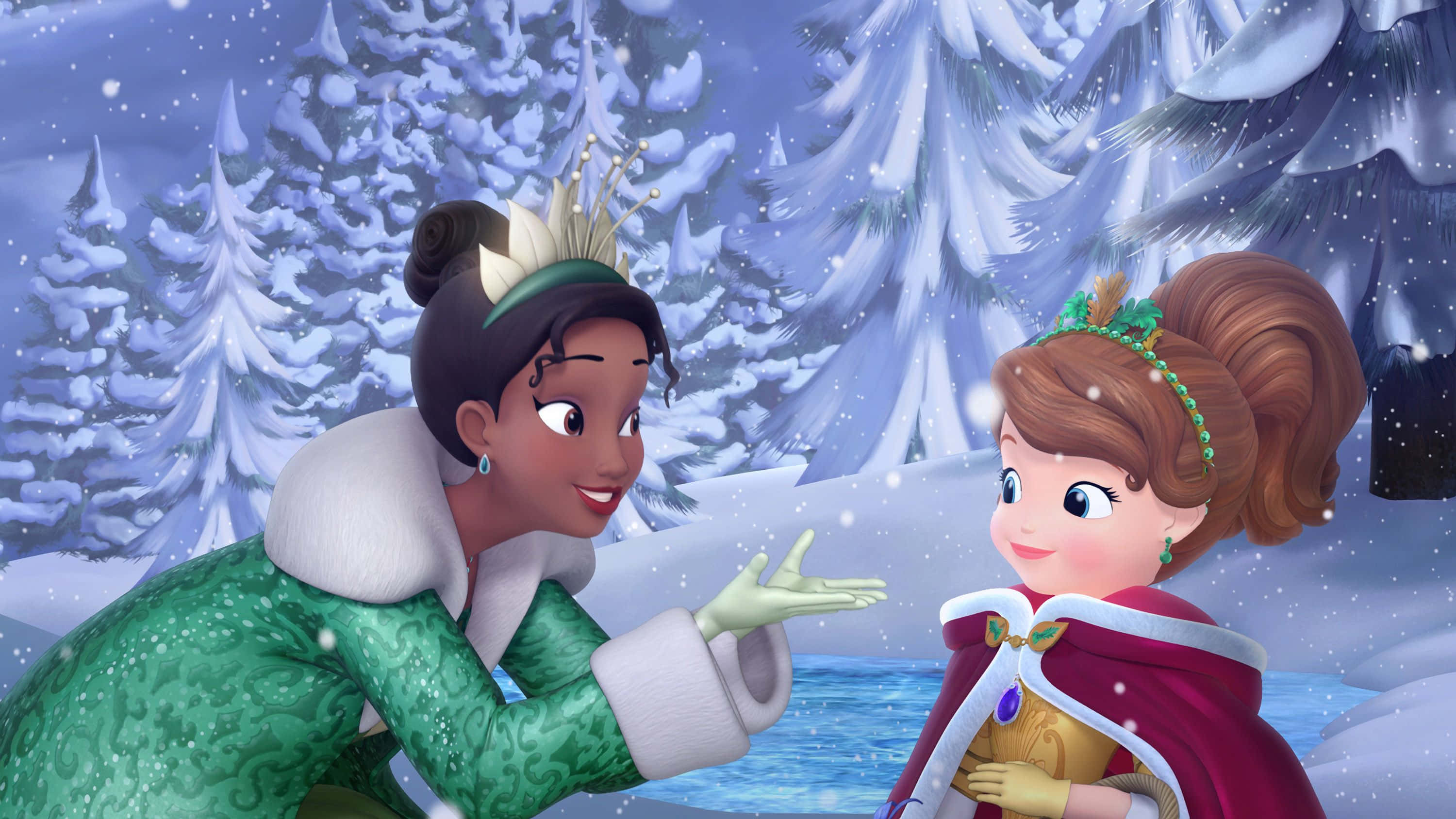 Princess Tiana 桌布 壁紙 — 兩位動畫公主穿著冬季服裝，在飄雪中於白雪覆蓋的松樹間溫暖互動。