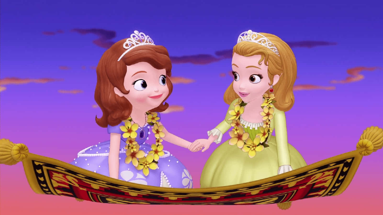 Sofia The First 桌布 壁紙 — 兩位動畫公主穿著色彩繽紛的禮服，坐在華麗的地毯上，手牽著手，背景是紫色的日落天空。