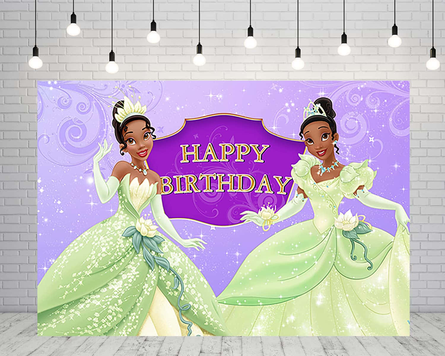 princess and the frog 桌布 壁紙 — 兩位動畫公主身穿綠色長裙，在懸掛的燈光下微笑，旁邊掛著紫色「Happy Birthday」橫幅。