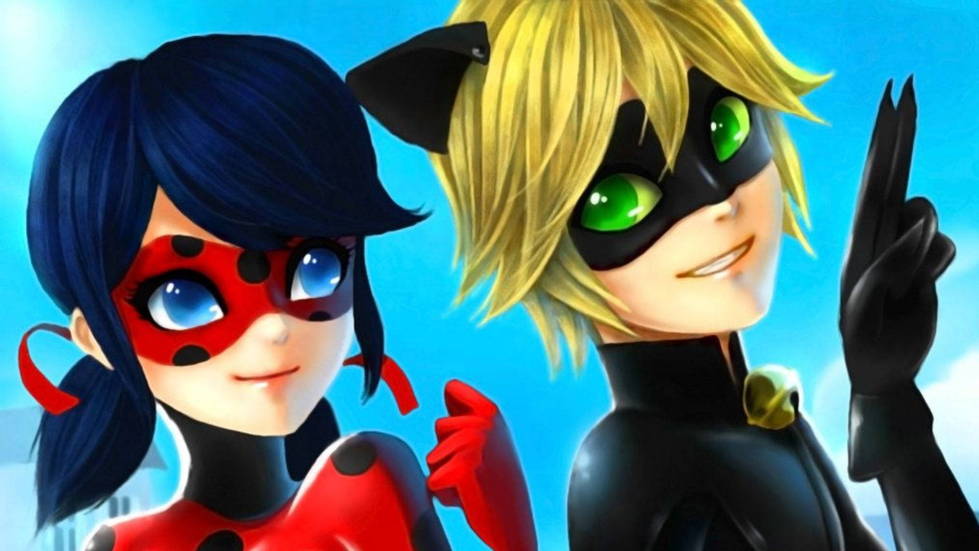 Cat Noir 桌布 壁紙 — 兩位動畫女超級英雄穿著鮮豔服裝，在明亮的藍天下自信地擺姿勢。