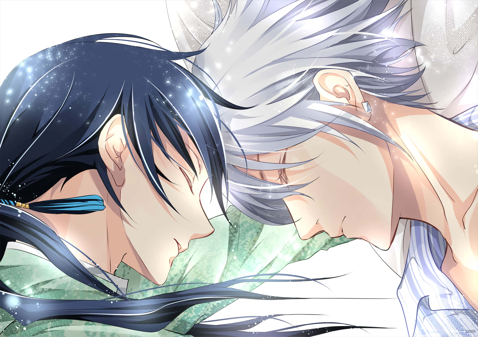 Bl Anime 桌布 壁紙 — 兩位動畫男子，一頭深色頭髮和一頭銀色頭髮，在閃爍的光芒中親密依偎，氣氛溫柔。