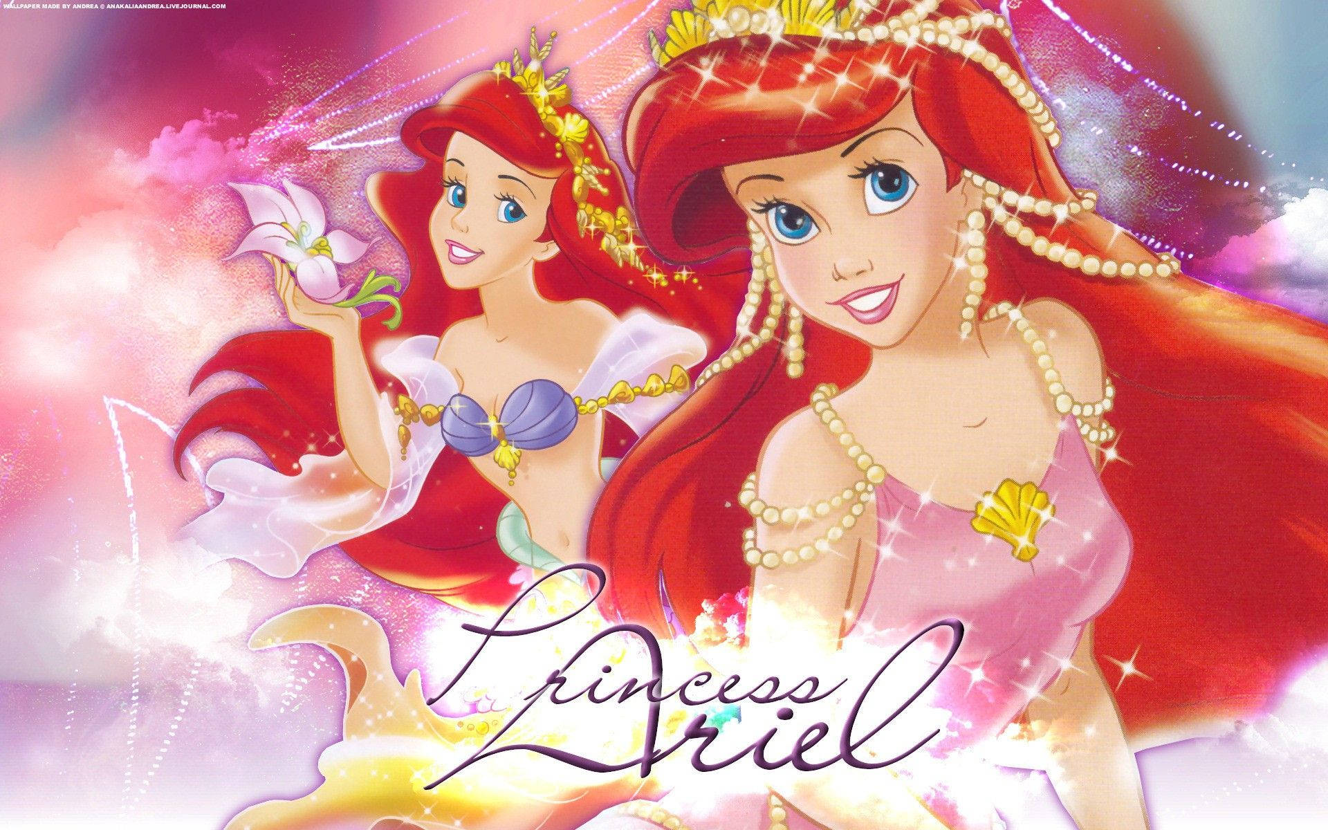 The Little Mermaid 桌布 壁紙 — 兩位動畫美人魚公主，擁有飄逸的紅髮和珍珠首飾，在閃爍的粉紅和紫色天空下微笑。