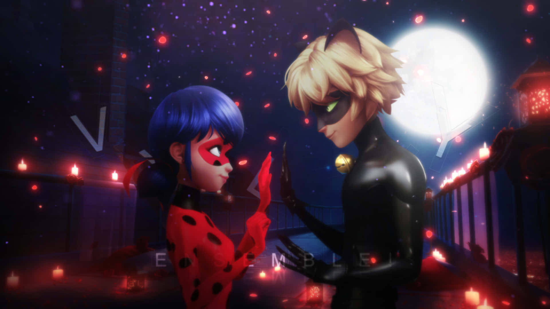 Miraculous Ladybug Adrien 桌布 壁紙 — 兩位動畫英雄穿著超級英雄服裝，在發光的月亮下與漂浮的紅色花瓣分享親密時刻。