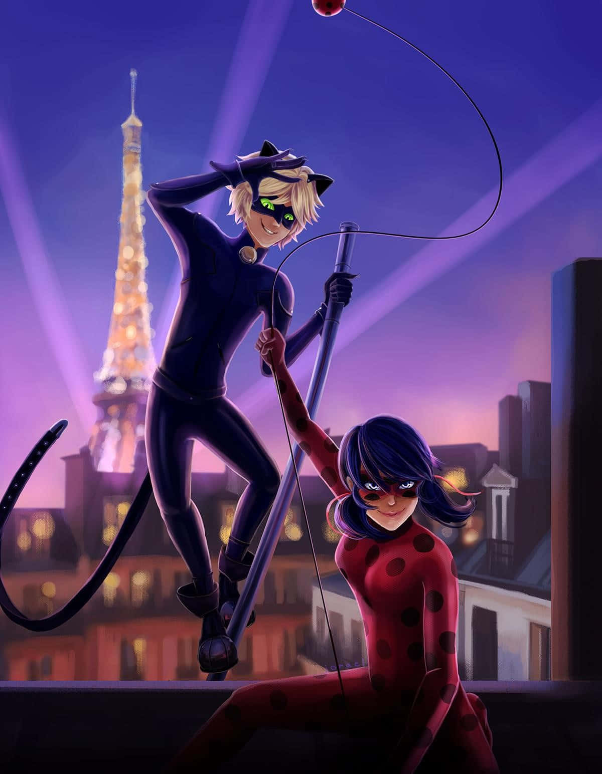 Ladybug And Cat Noir 桌布 壁紙 — 兩位動畫英雄穿著超級英雄服裝，在巴黎屋頂上動感地擺出姿勢，背後是黃昏中閃耀的艾菲爾鐵塔。