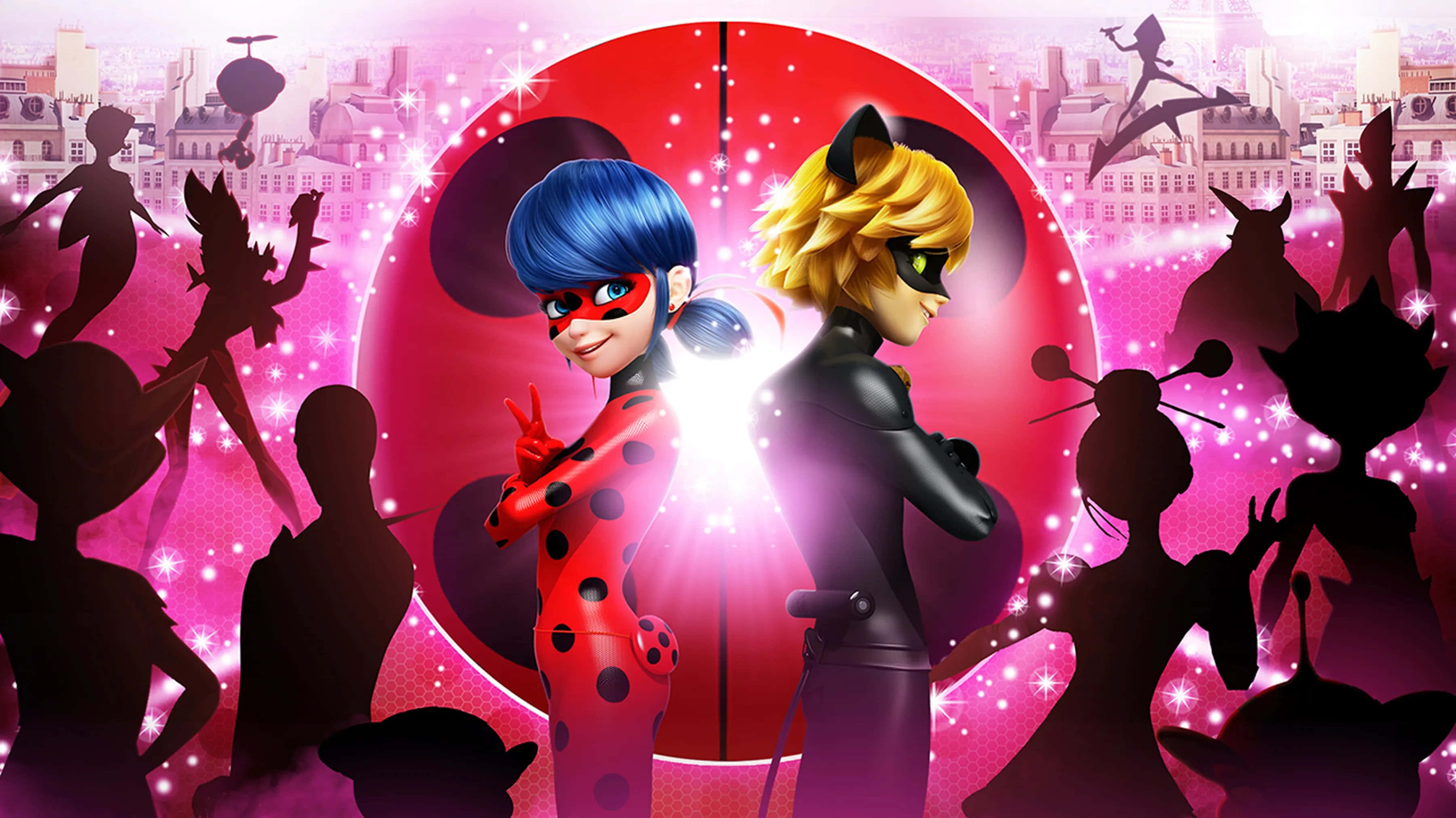 Miraculous 桌布 壁紙 — 兩位動畫英雄穿著超級英雄服裝，站在發光的紅色瓢蟲標誌前，背景是閃閃發光的粉紅色城市景觀。