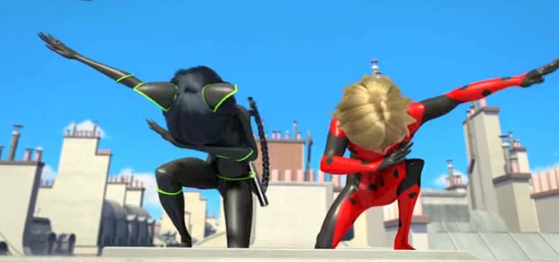 Funny Miraculous 桌布 壁紙 — 兩位動畫超級女英雄在屋頂上擺出動感姿勢，背景是明亮的藍天和城市建築。