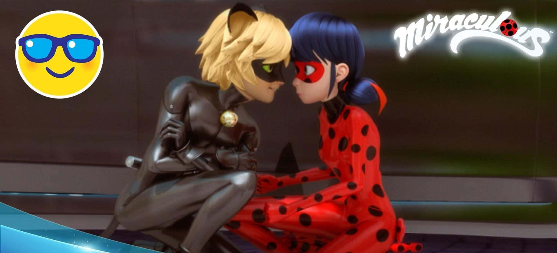Ladybug And Cat Noir 桌布 壁紙 — 兩位動畫超級女英雄穿著標誌性服裝，在風格化的城市環境中分享親密時刻。