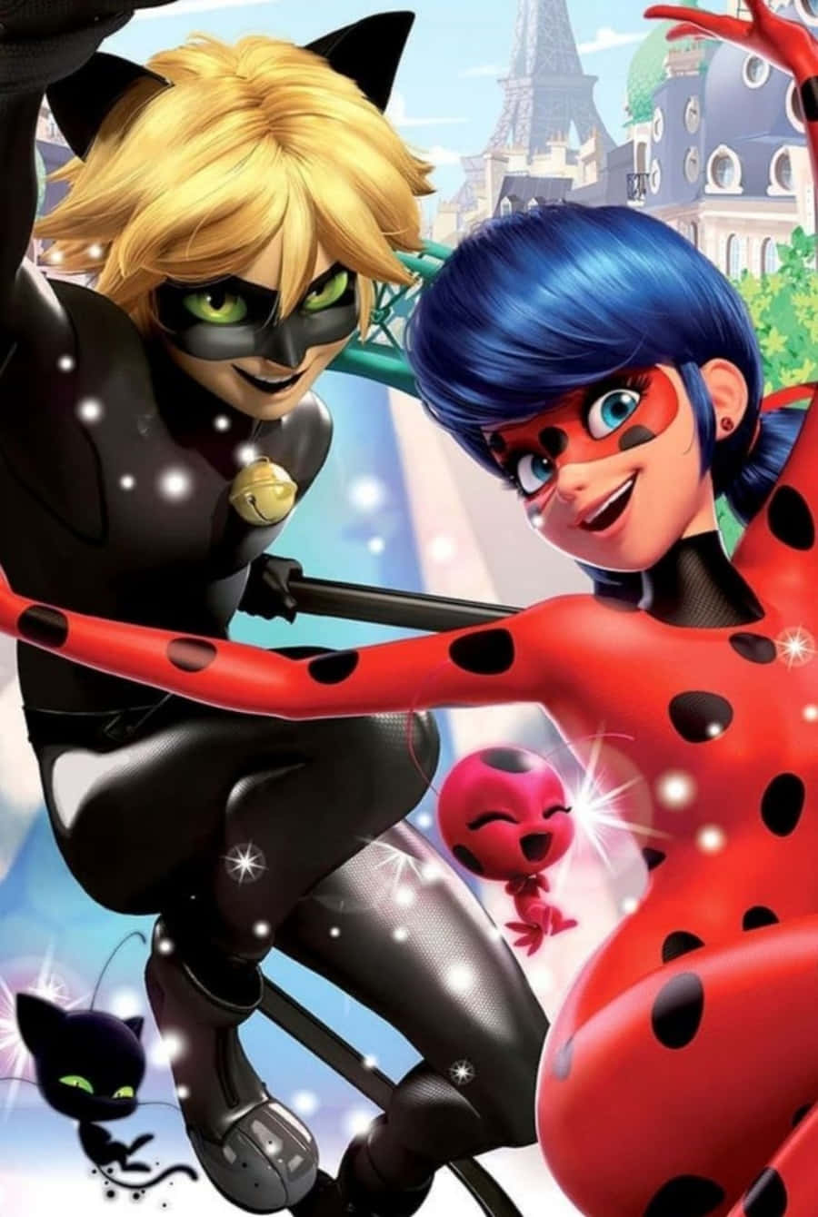 Miraculous 桌布 壁紙 — 兩位動畫超級女英雄穿著鮮豔服裝，在可見艾菲爾鐵塔的巴黎天際線前動感擺姿勢。