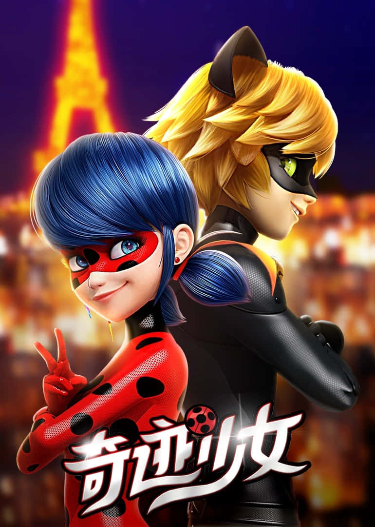 Marinette 桌布 壁紙 — 兩位動畫超級女英雄自信地擺出姿勢，背景是閃耀的巴黎天際線和艾菲爾鐵塔。