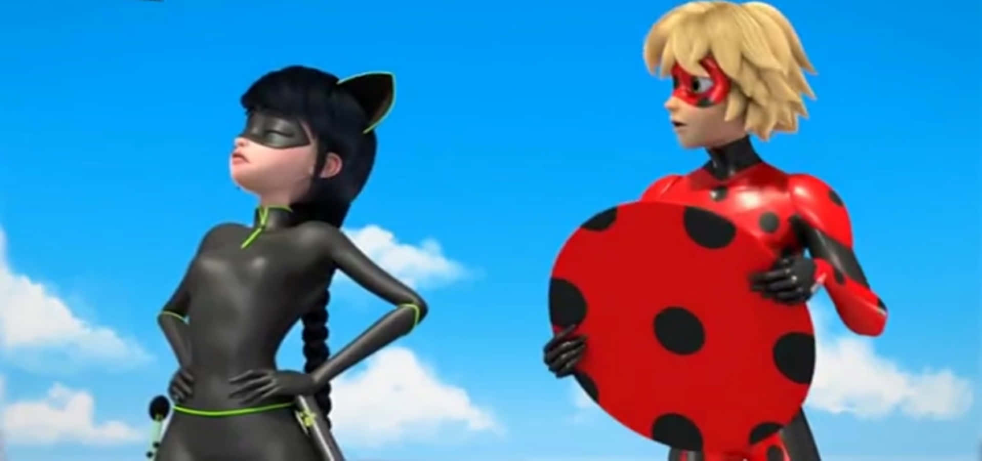 Funny Miraculous 桌布 壁紙 — 兩位動畫超級女英雄自信地站在明亮的藍天下，有蓬鬆的白雲，一位穿黑色配綠色點綴，另一位穿紅色配黑色斑點。