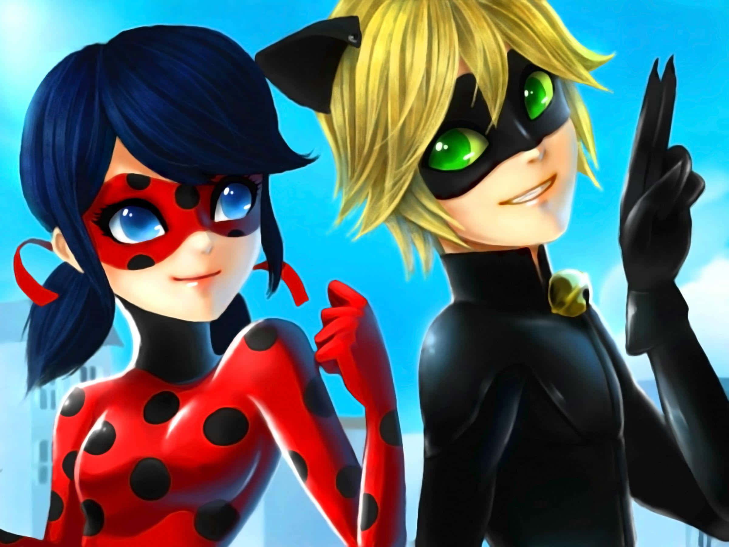 Ladybug And Cat Noir 桌布 壁紙 — 兩位動畫超級英雄穿著鮮豔服裝，在明亮的藍天和城市建築背景下自信地擺姿勢。