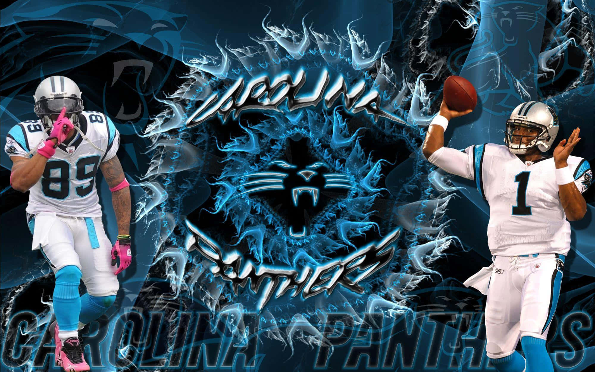 Cam Newton 桌布 壁紙 — 兩位卡羅萊納黑豹隊美式足球員在動態藍色火焰和黑豹標誌背景前擺出動作姿勢。
